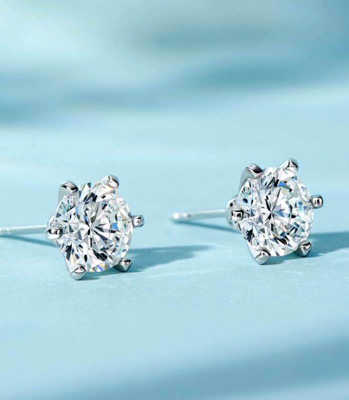 Classic Six-Prong Sterling Silver Stud Earrings prong details prong details of Classic Six-Prong Sterling Silver Stud Earrings