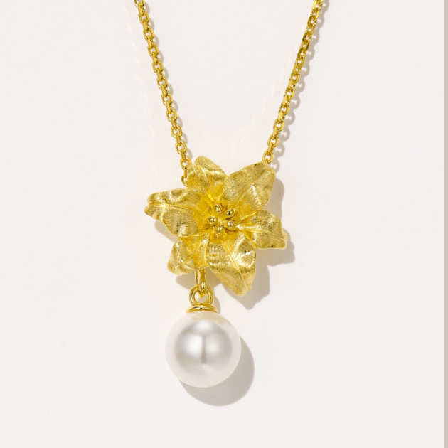 Elegant sterling silver flower necklace, featuring a detailed 3D flower pendant with textured petals, suspending a pear-shaped brilliant-cut white cubic zirconia stone, paired with a classic cable chain, creating a romantic and feminine look perfect for adding a touch of grace to any outfit.