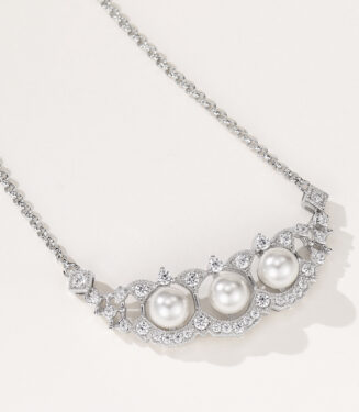 side view close-up of Fan-shaped pearl lace necklace