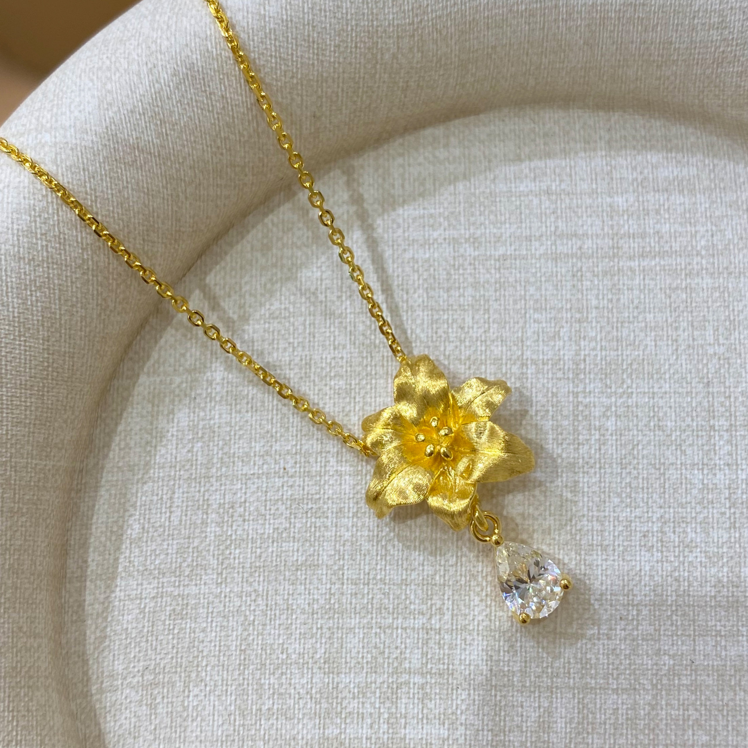 gold plated Sterling Silver Flower Necklace with pear-cut zieconia Drop in jewelry box