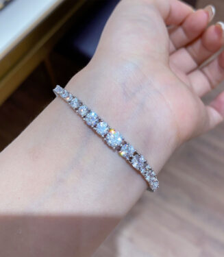 Elegant gradient Tennis 925 Silver Bracelet wearing effect Elegant gradient Tennis 925 Silver Bracelet on a wrist