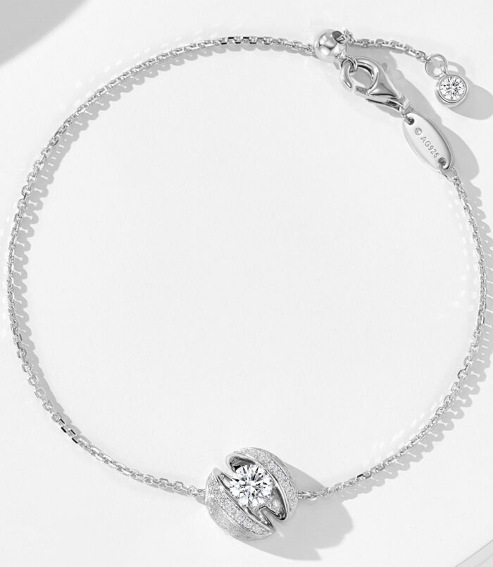 Rhodium-Plated 925 Silver Bracelet with Cubic Zirconia Centerpiece Rhodium-plated 925 silver bracelet with a round cubic zirconia centerpiece, adjustable chain, with "AG925" stamp and lobster clasp.