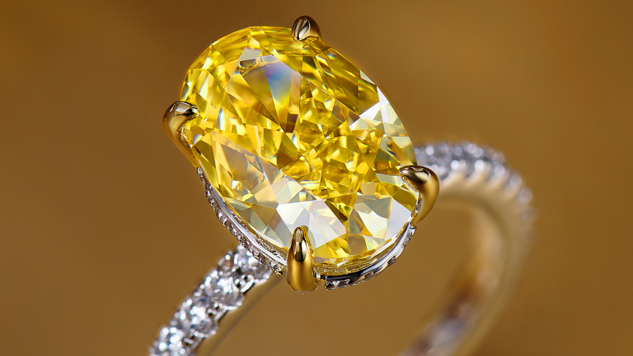 A Oval-Cut Yellow Gemstone Ring
