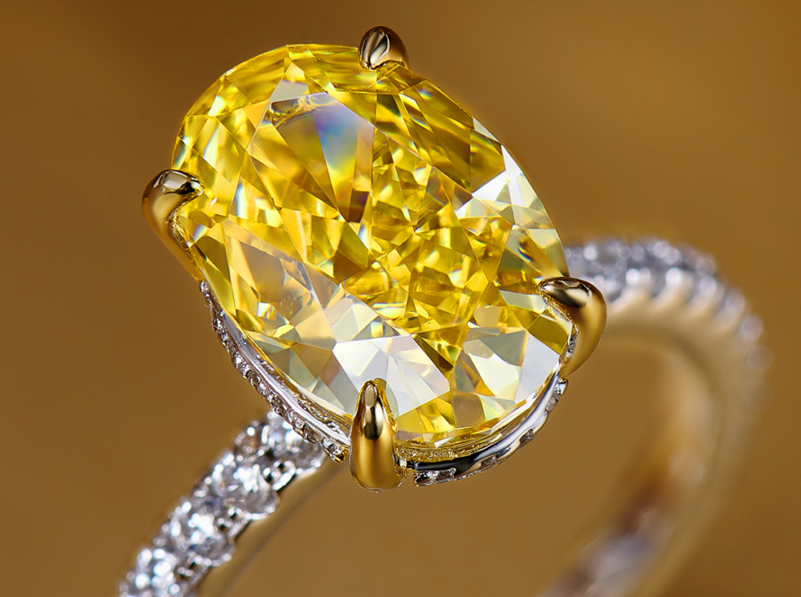 A Oval-Cut Yellow Gemstone Ring